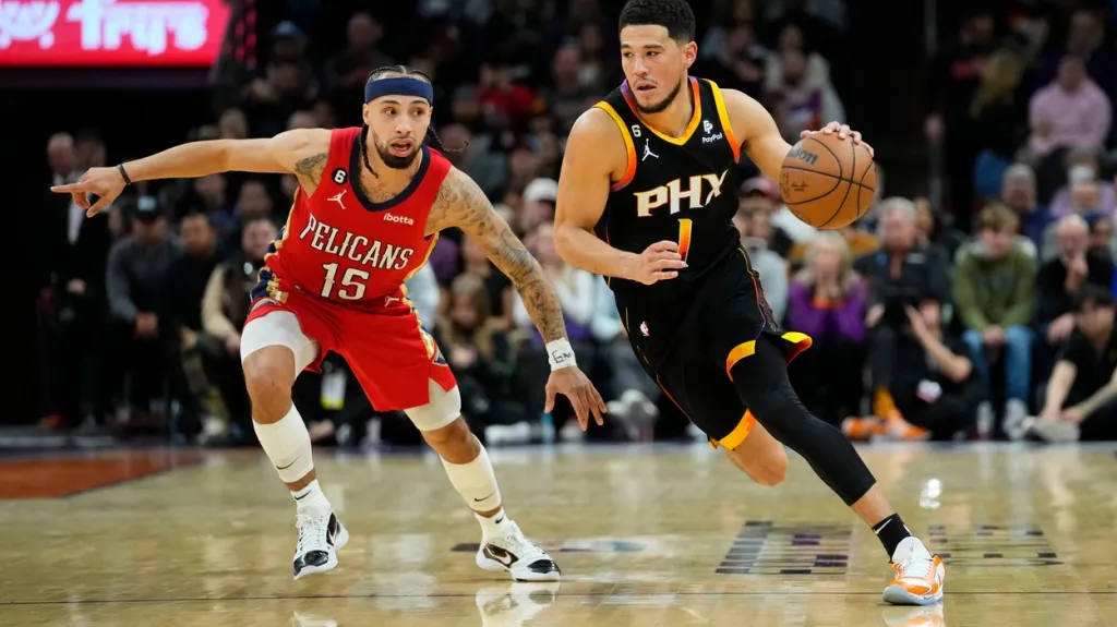 Devin Booker z Phoenixu (vpravo) v utkání NBA