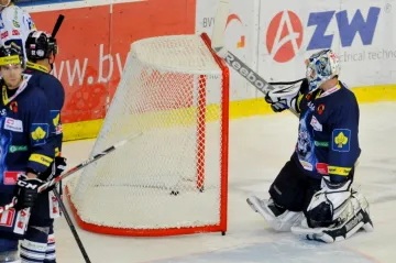 Rozhodčí čtvrtý gól Komety neuznali - o chvíli dříve brankář Ján Lašák při přemístění posunul branku