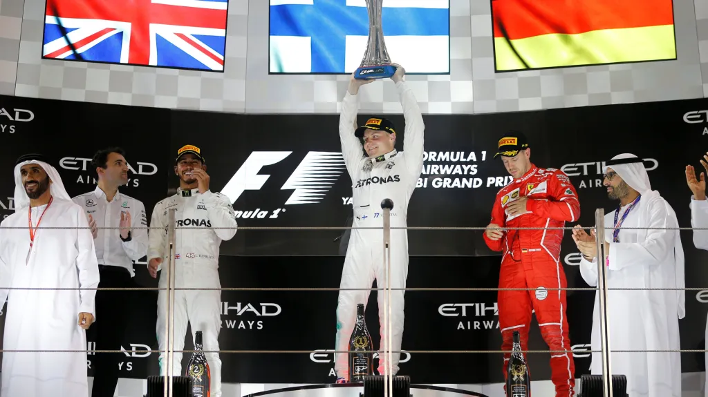 Slavící Bottas vedle Hamiltona a Vettela
