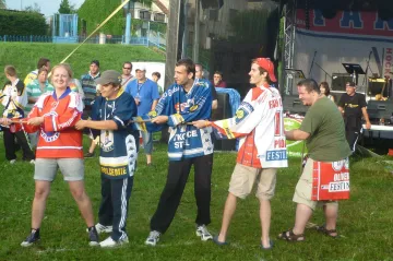 Hokejoví fanoušci různých klubů na srazu táhnou za jeden provaz