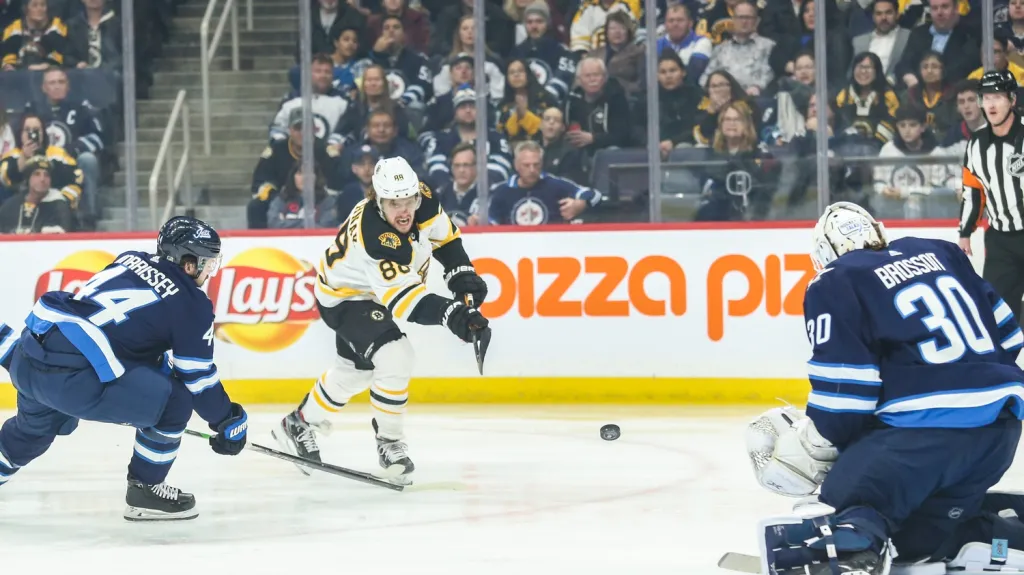 David Pastrňák v utkání s Winnipegem