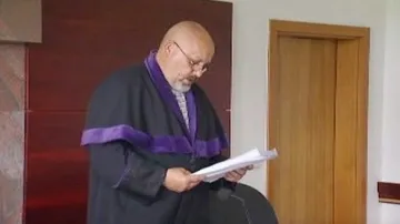 Soudce vynáší rozsudek