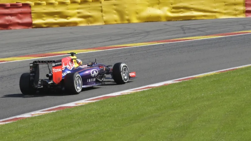 Daniel Ricciardo se řítí do cíle závodu v Belgii