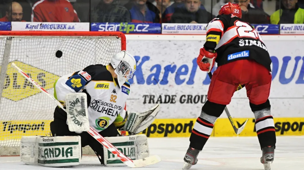 Jiří Šímánek z Hradce Králové střílí vítěznou branku v zápase s Karlovými Vary
