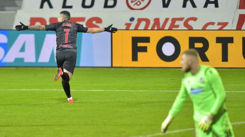 Nicolae Stanciu ze Slavie právě překonal Jindřicha Staňka z Plzně