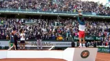 Nadal poosmé zvedá nad hlavu pohár pro vítěze French Open