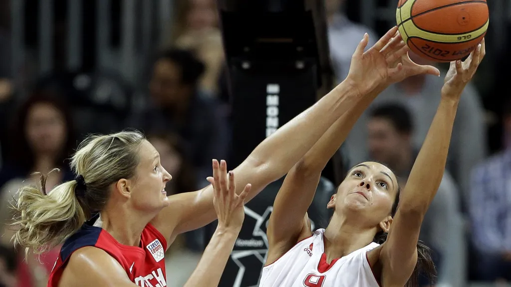 Petra Kulichová (vlevo) brání chorvatskou hráčku Vrsaljkovou