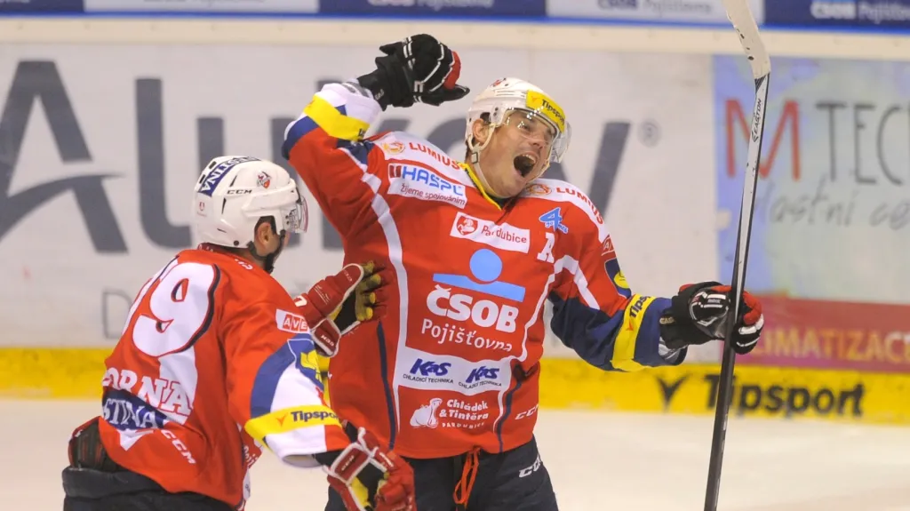Radost Petra Sýkory (vpravo), jemuž gratuluje Tomáš Zohorna