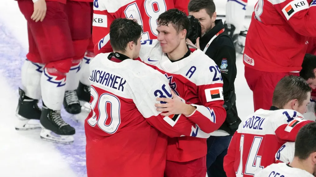 Útočník Jiří Kulich a brankář Tomáš Suchánek v objetí