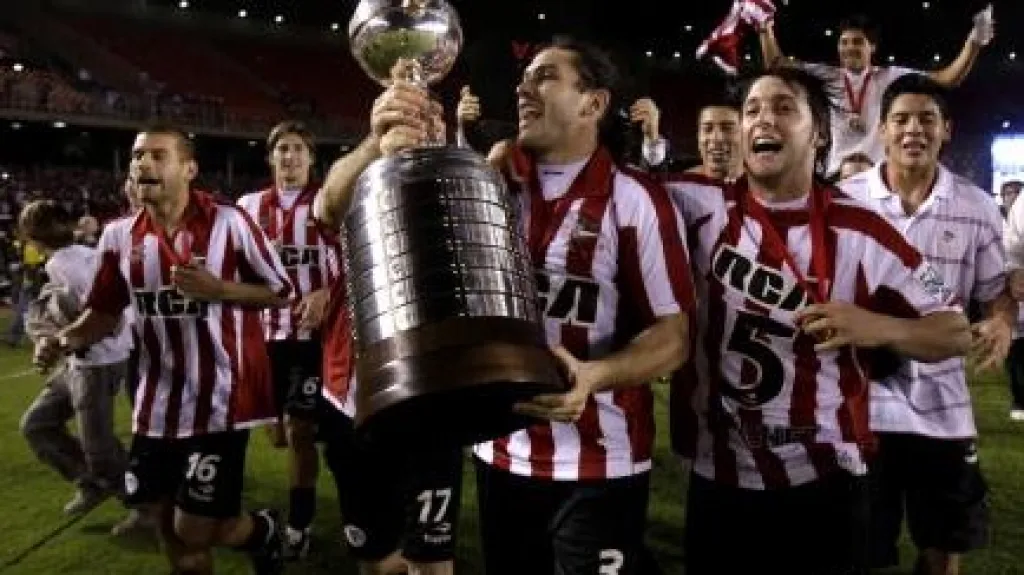 Fotbalisté Estudiantes s pohárem osvoboditelů