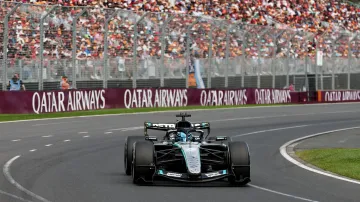 Úvodní závod F1 v Austrálii vyhrál Russell před Antonellim