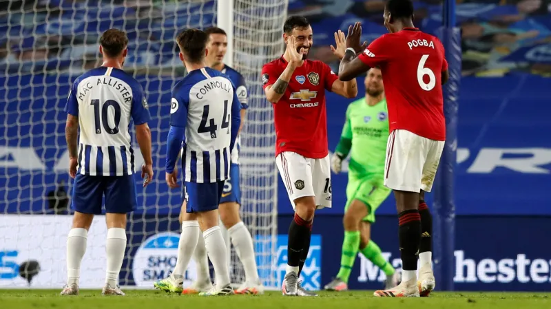 Bruno Fernandes a Paul Pogba z Manchesteru United oslavují gól v Brightonu