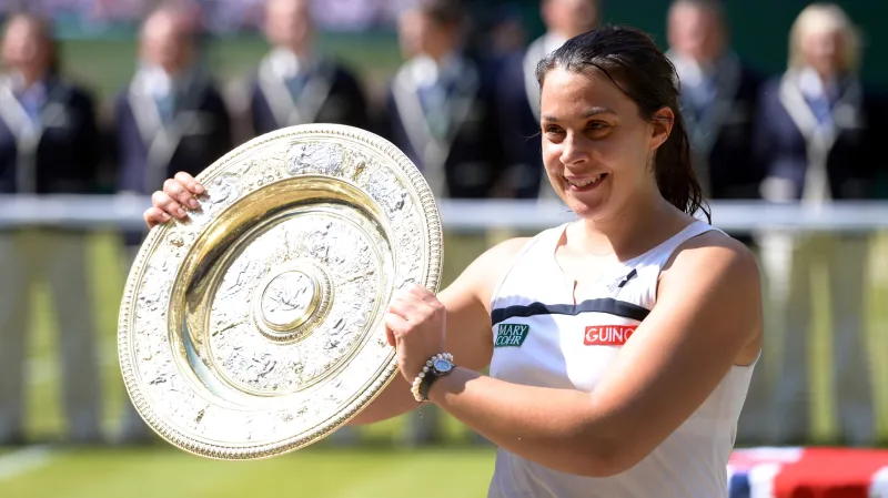 Marion Bartoliová se stříbrným talířem za vítězství na Wimbledonu