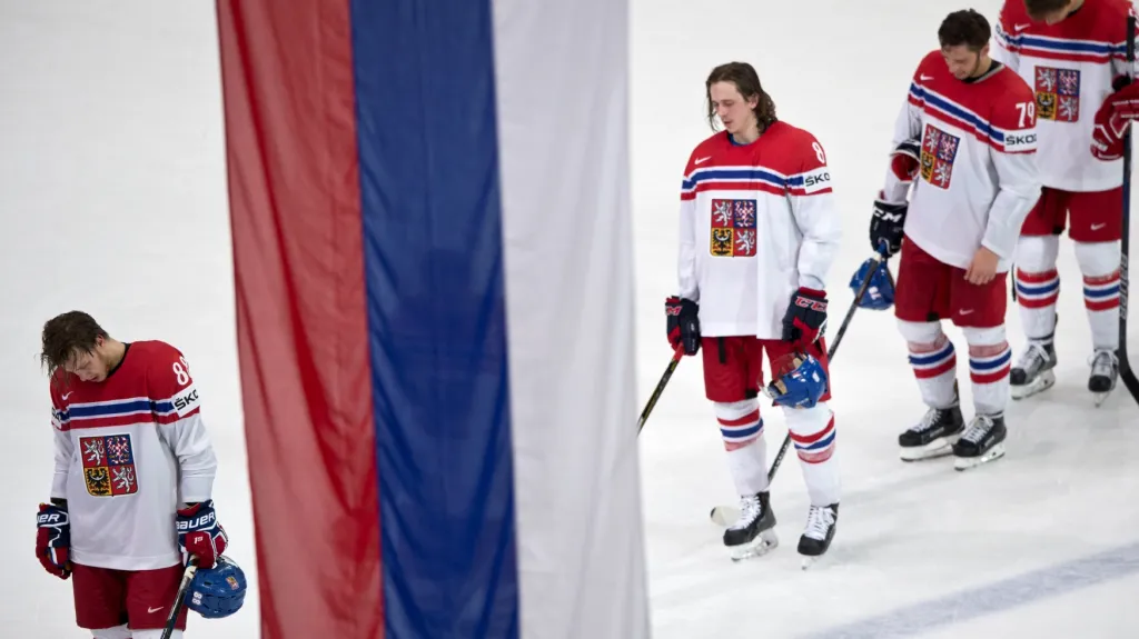 Zklamaní čeští hokejisté a vlajka vítězů z Ruska