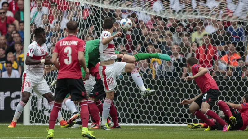 Fabian Schär dává Švýcarsku vedení