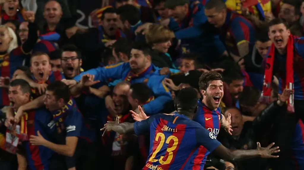 Slavící Sergi Roberto a Samuel Umtiti