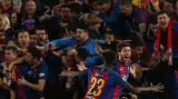 Slavící Sergi Roberto a Samuel Umtiti