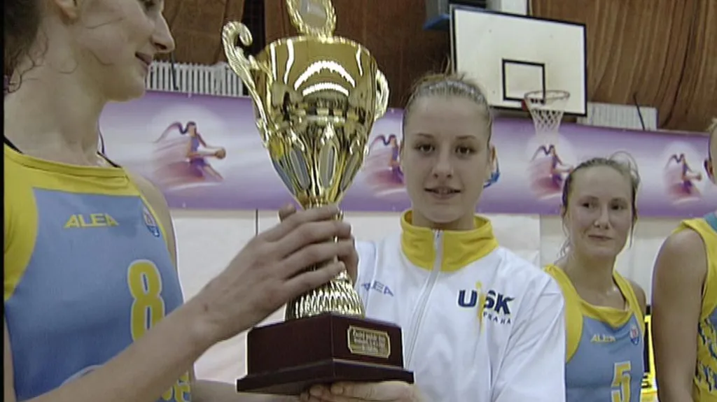 Basketbalistky USK s pohárem