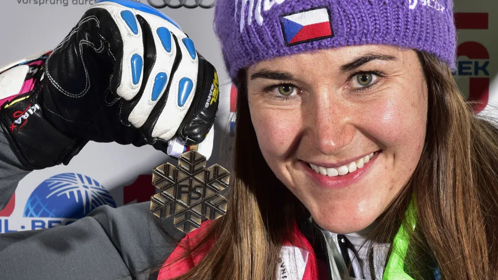 Šárka Strachová s bronzovou medailí ze slalomu na MS v Beaver Creeku