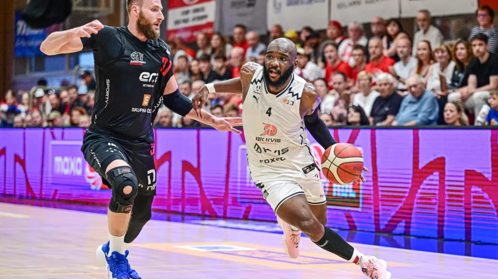 Zleva Martin Kříž z Nymburka a Joe Bryant z Pardubic.