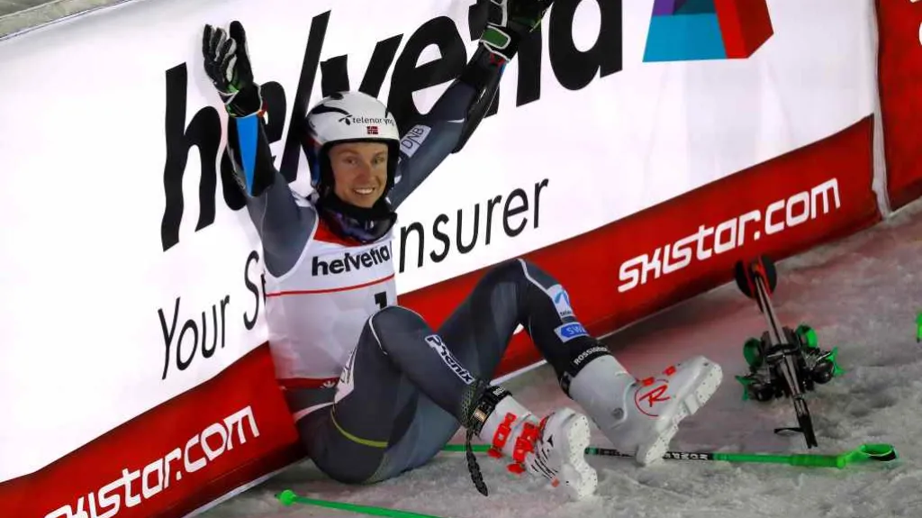 Henrik Kristoffersen se raduje ze zisku zlaté medaile z obřího slalomu na MS v Aare