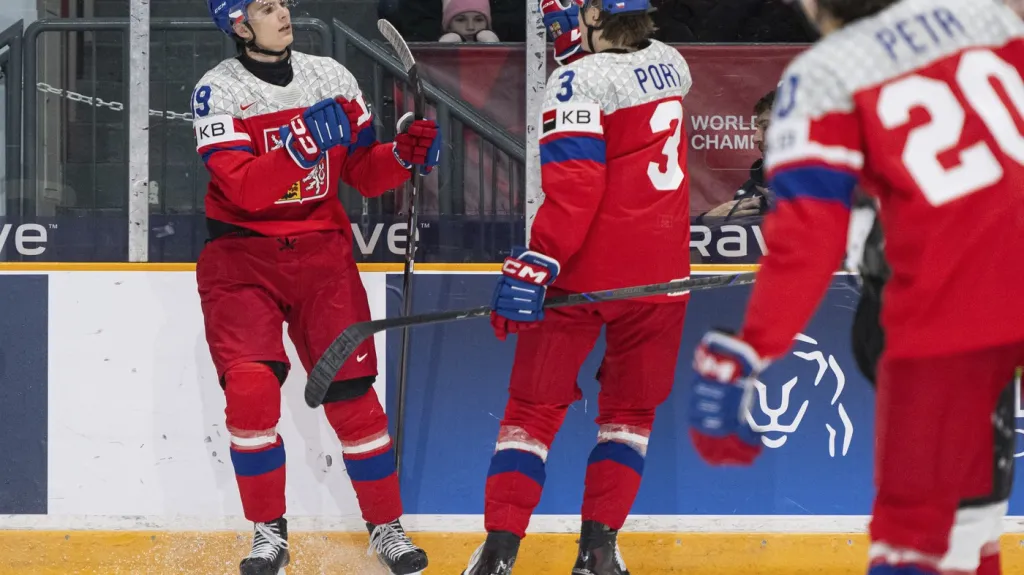 Čeští junioři slaví gól