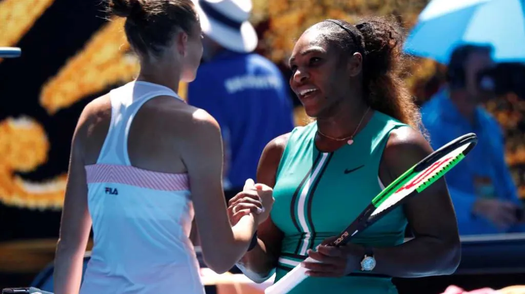 Serena Williamsová blahopřeje Karolíně Plíškové