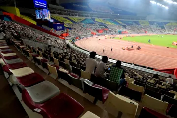 Poloprázdné ochozy stadionu v Dauhá