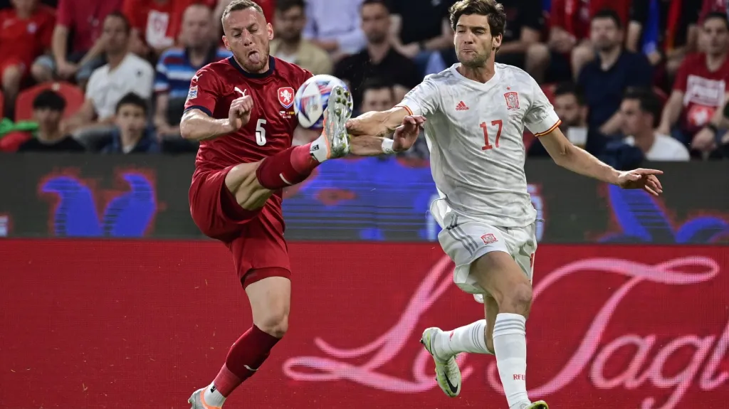 Vladimír Coufal v souboji s Marcosem Alonsem ze Španělska