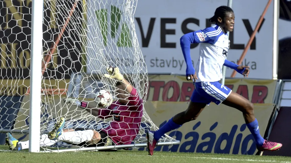 Lamine Diarrassouba ze Znojma slaví gól do sítě Jablonce