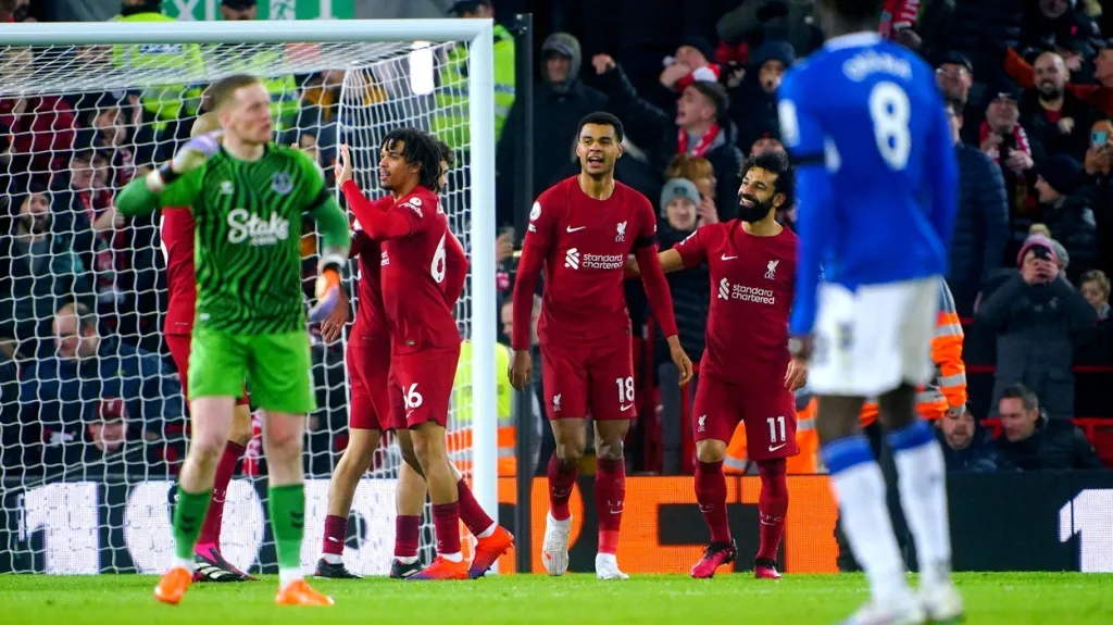 Fotbalisté Liverpoolu v čele s Codym Gakpem oslavují gól
