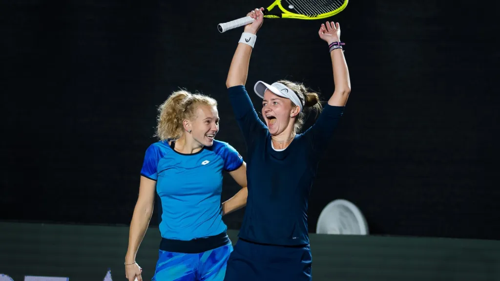 Deblový pár Kateřina Siniaková a Barbora Krejčíková na Turnaji mistryň