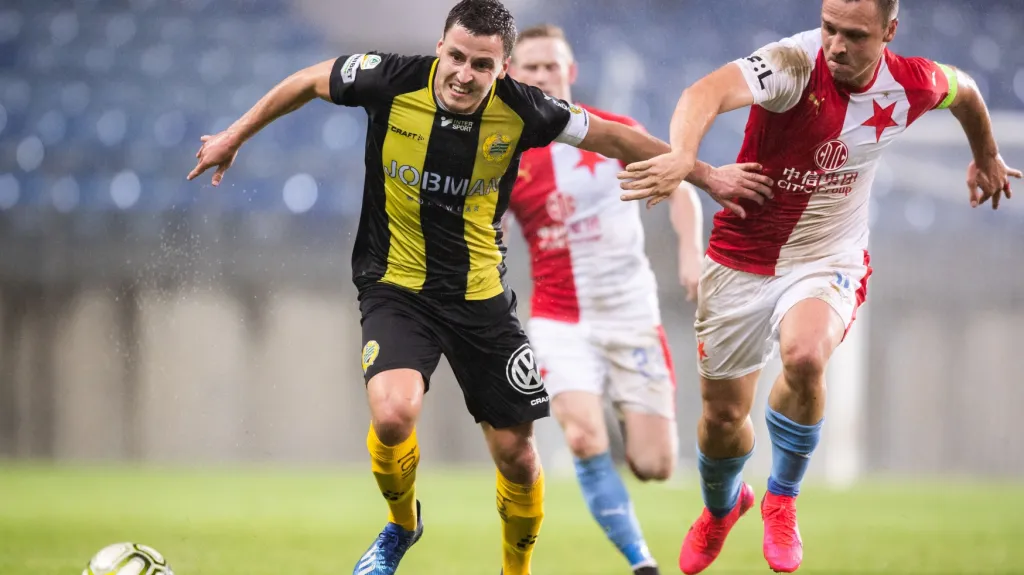 Stanislav Tecl ze Slavie (vpravo) bojuje o míč v utkání s Hammarby