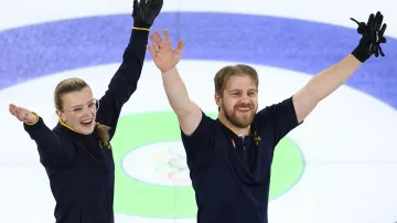 Poslední hody finálového utkání v curlingu smíšených dvojic