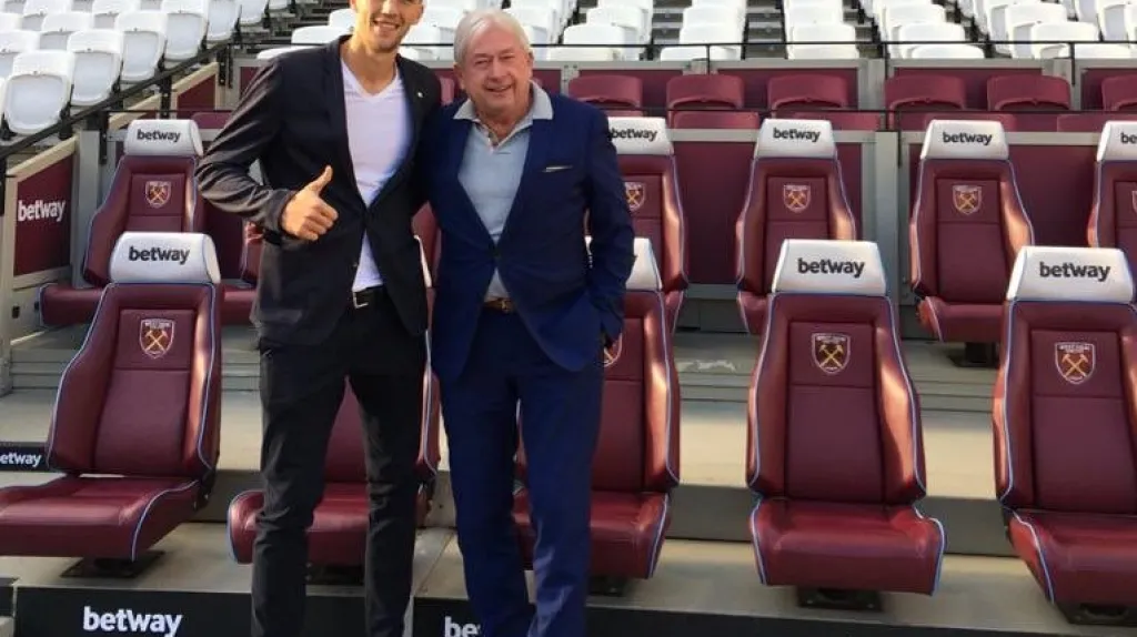 Tomáš Souček a jeho agent Pavel Paska na stadionu West Hamu