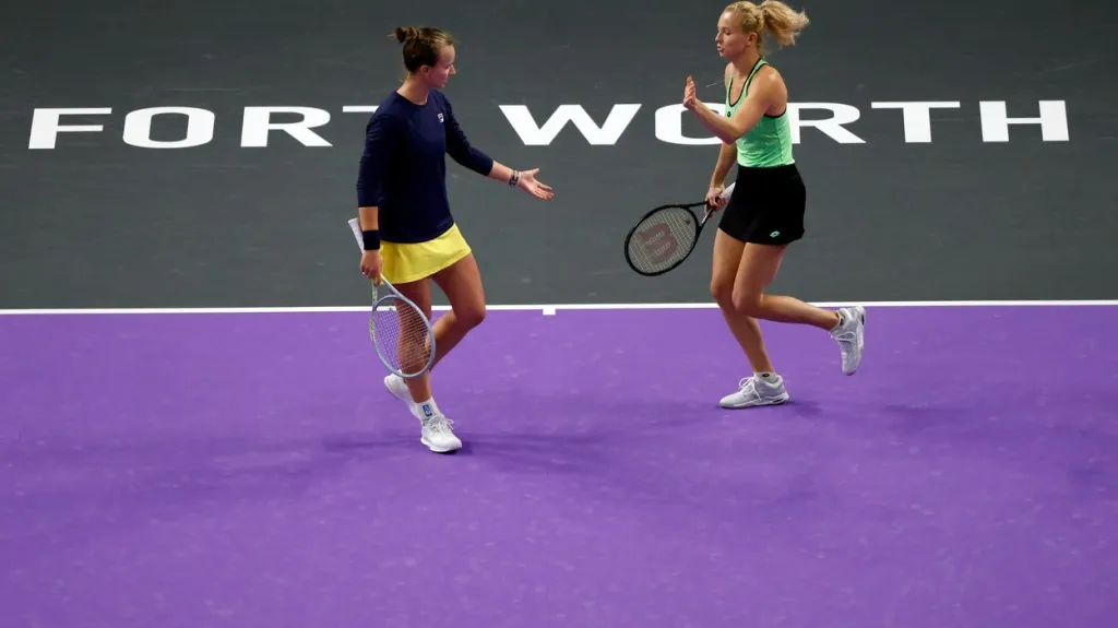 Barbora Krejčíková s Kateřinou Siniakovou na Turnaji mistryň