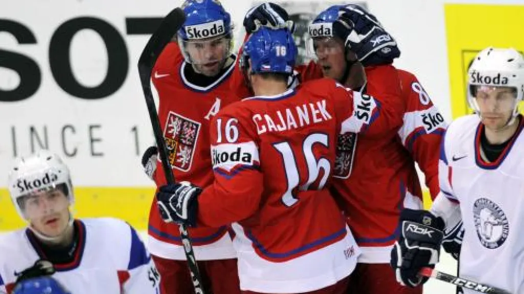 Hráči českého týmu se radují z gólu