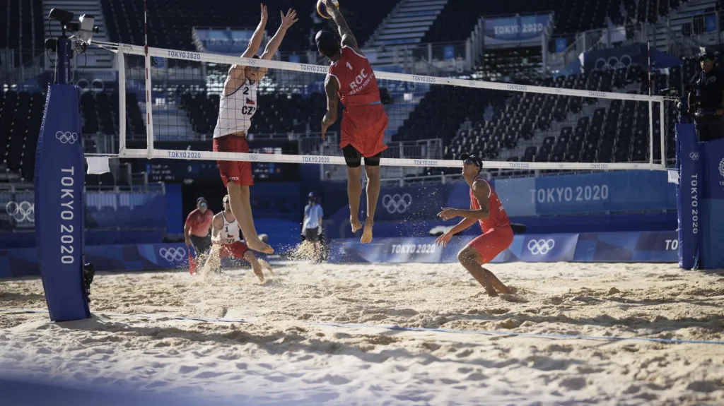 David Schweiner se snaží zablokovat Vjačeslava Krasilnikova 