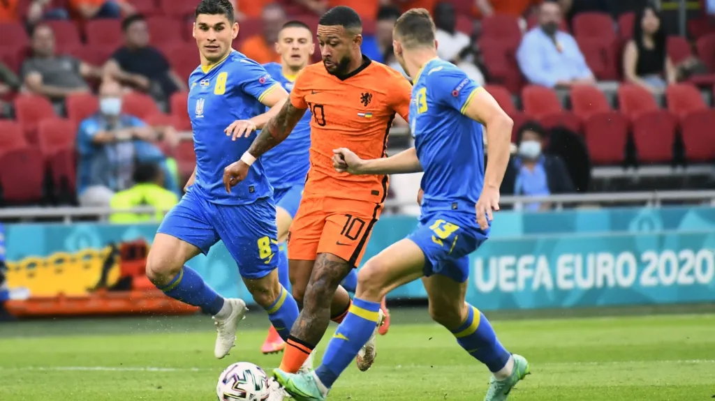 Memphis Depay v obležení ukrajinských soupeřů