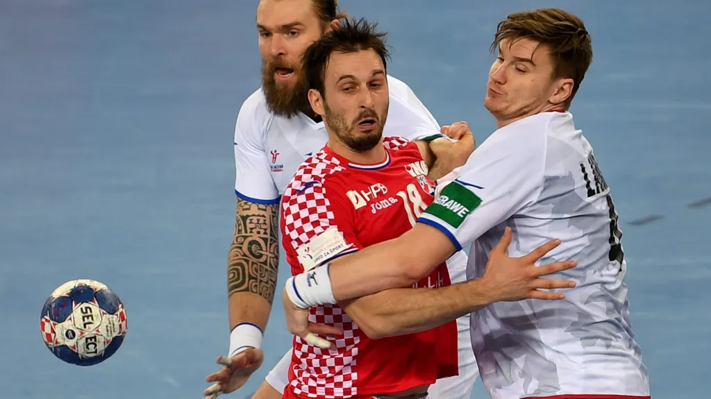 Česká defenziva s Horákem a Landou brání Chorvata Ivana Karačiče na Euru 2018