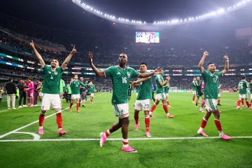 Vítězní Mexičané na Aztéckém stadionu
