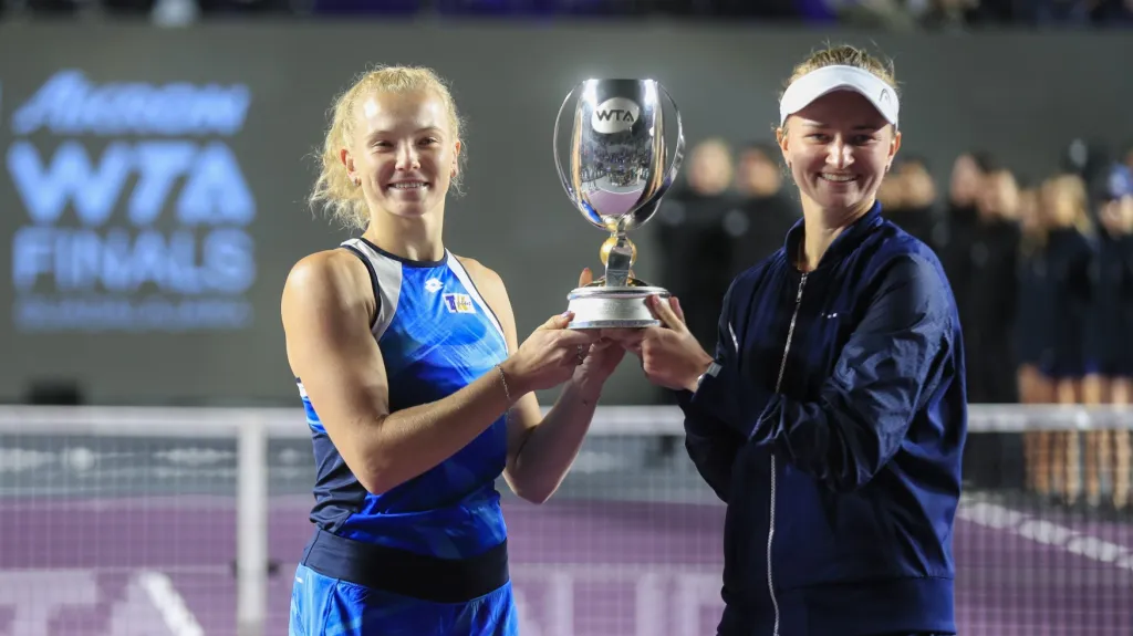 Kateřina Siniaková (vlevo) s Barborou Krejčíkovou s trofejí
