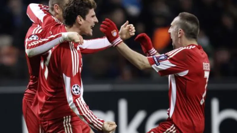 Fotbalisté Bayernu Mnichov se radují z vítězného gólu na San Siru