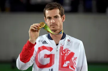Andy Murray se zlatou olympijskou medailí na archivním snímku