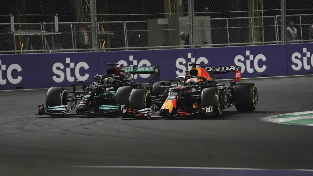 Lewis Hamilton a Max Verstappen