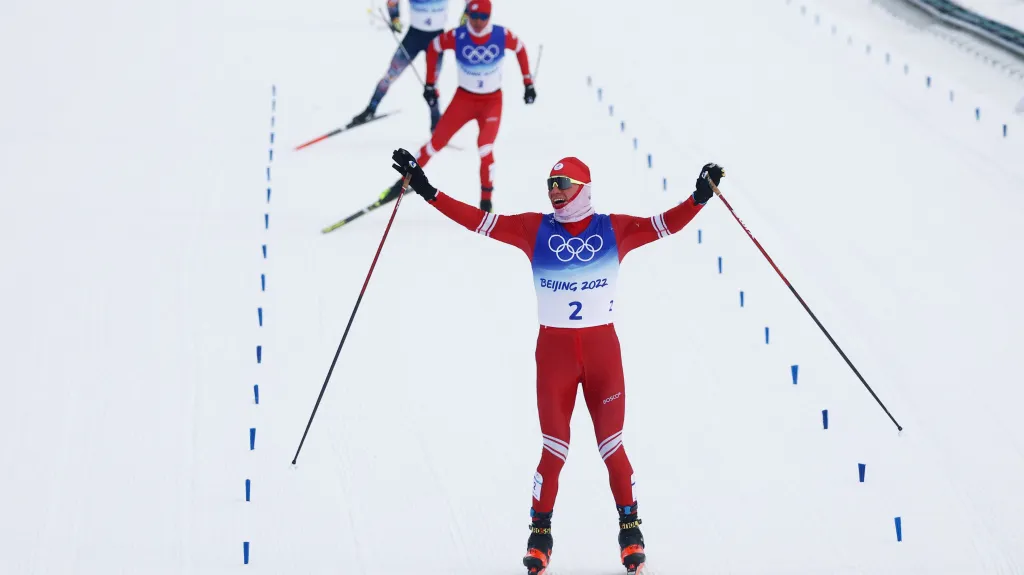 Alexandr Bolšunov se raduje z triumfu na olympijské trati 30 km
