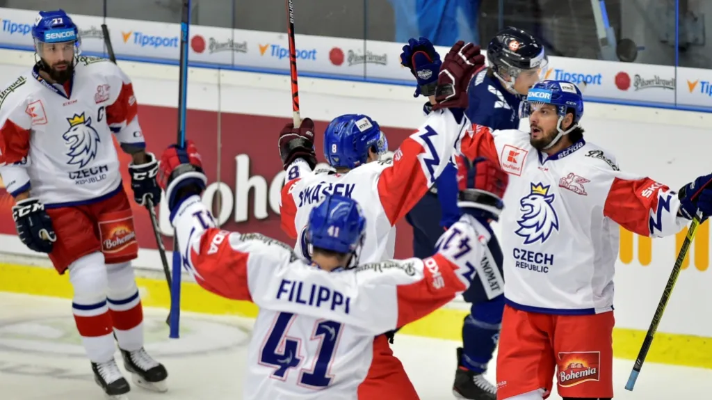 Čeští reprezentanti slaví v zápase proti Finsku