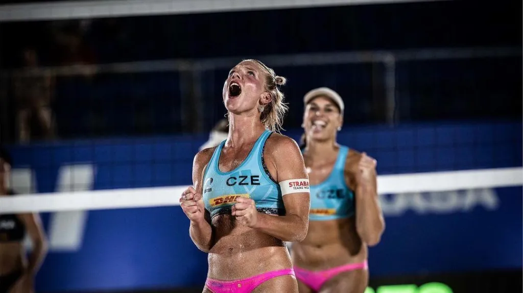 Bára Hermannová a Marie-Sára Štochlová se radují z vítězství