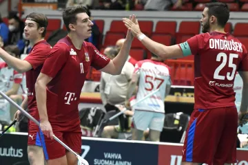 Čeští florbalisté oslavují gól na mistrovství světa