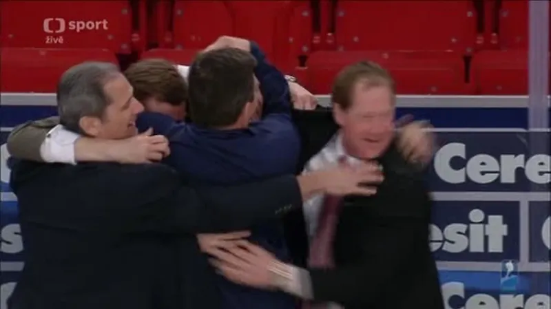 Radost Američanů po rozhodujícím nájezdu v duelu o bronz